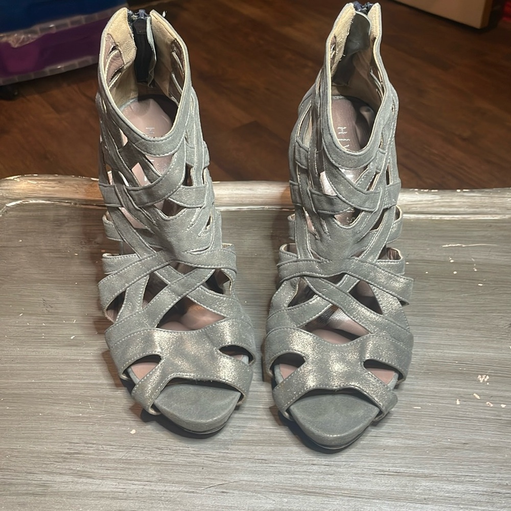 🩶H Williams gray metallic leather heals back zip 39.5⭐️